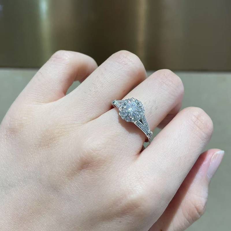 轻奢圆包女戒S925银镀白金定制选款主石莫桑钻1.0ct/副石高碳钻